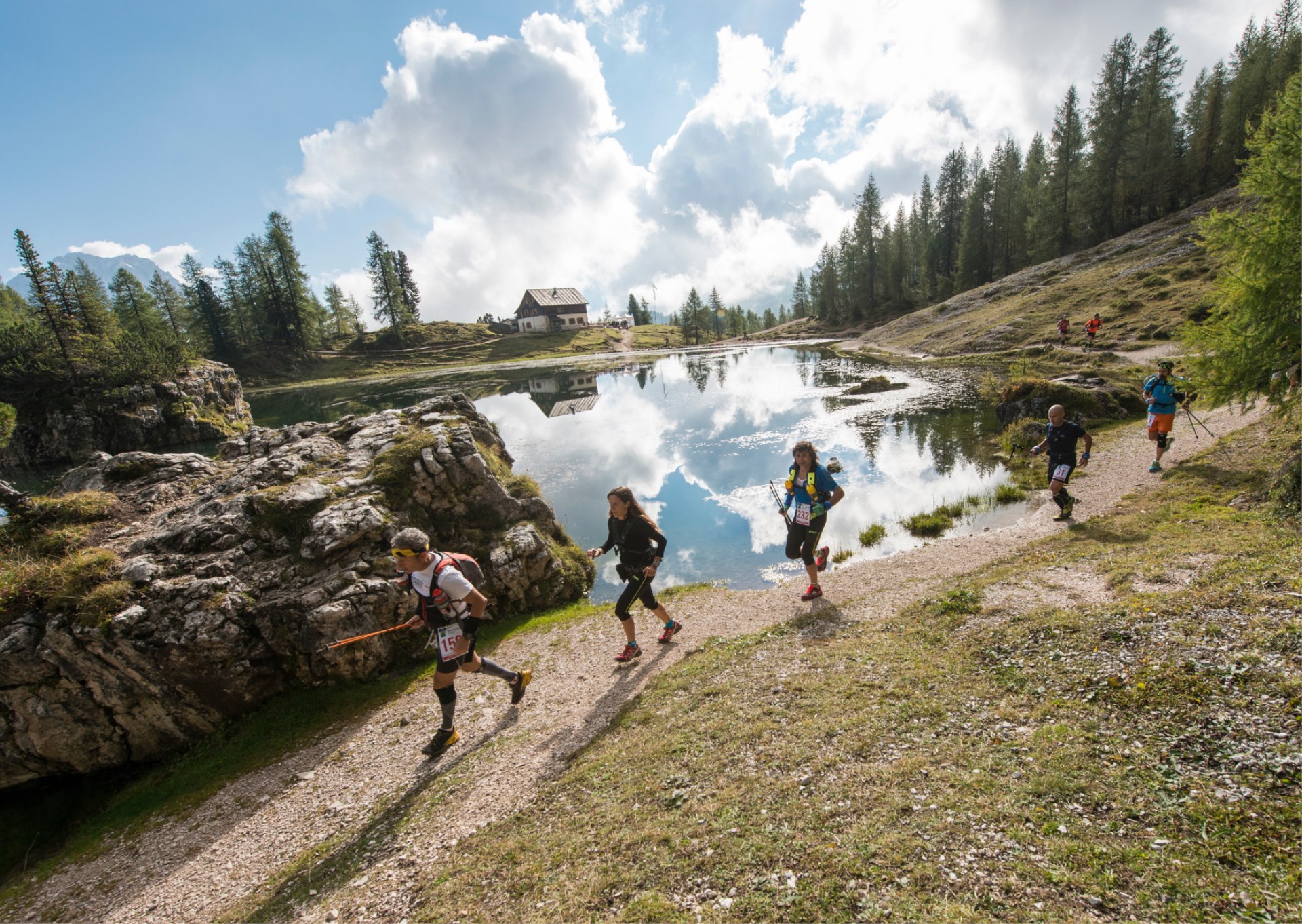 Immagine di sfondo della pagina Cortina Skiworld: la “golden season” si accende a settembre, le esperienze d’autunno