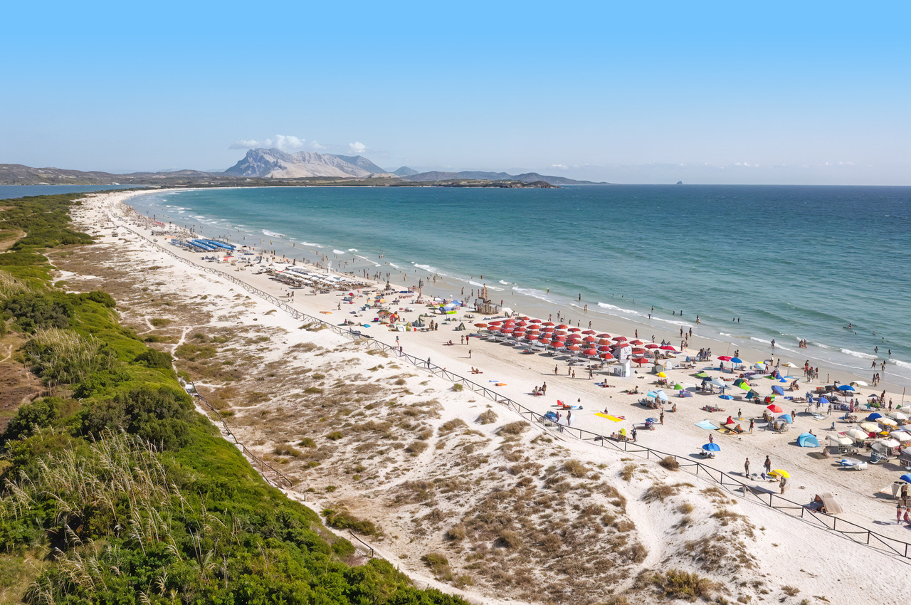 Immagine di sfondo della pagina Isola Azzurra: nuova apertura in Sardegna con Zeta Club San Teodoro Le Rose