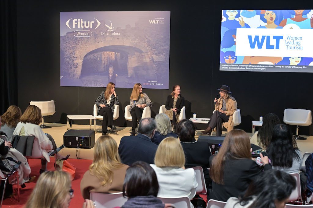 Immagine di sfondo della pagina FITUR Woman 2025, il futuro del turismo passa dal leadership femminile