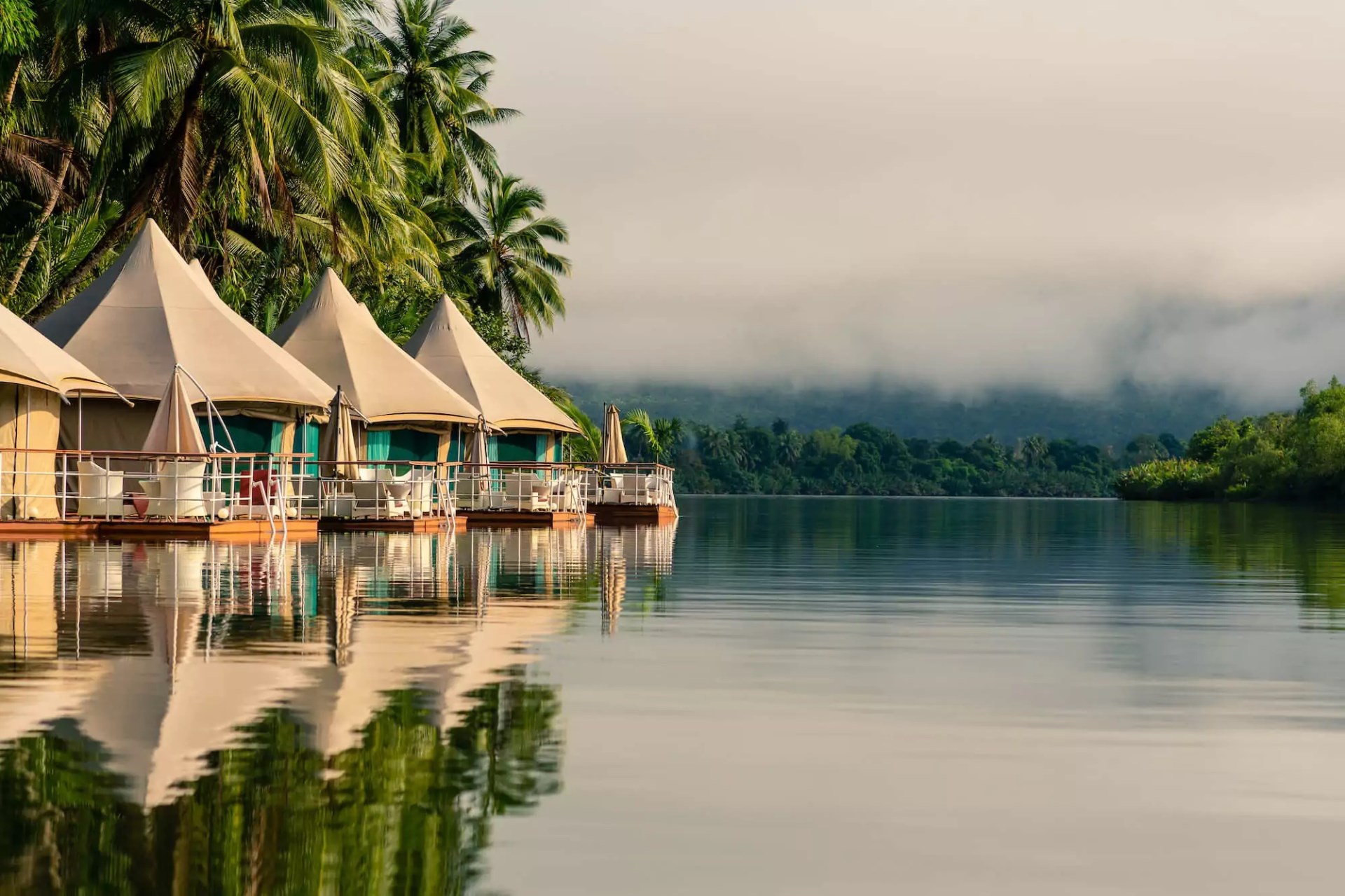 Immagine di sfondo della pagina 4 Rivers Floating Lodge: un paradiso galleggiante nel cuore della Cambogia