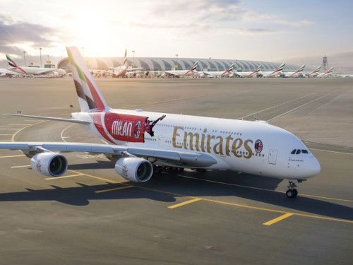 Immagine Emirates celebra i 125 anni dell’AC Milan con una livrea speciale sull’A380