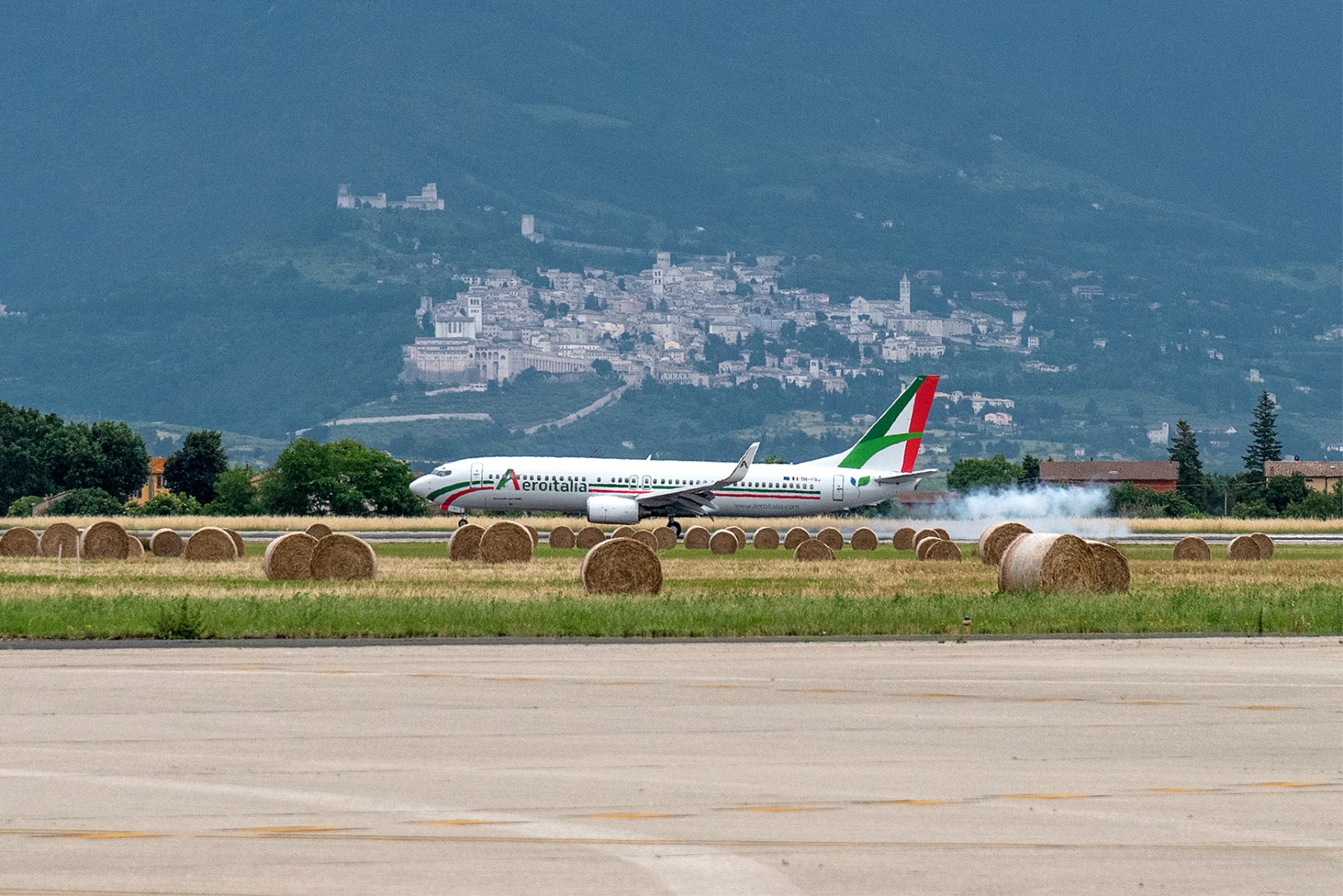 Immagine di sfondo della pagina Aeroitalia potenzia i voli da Perugia: nuove rotte per Lamezia Terme e Comiso