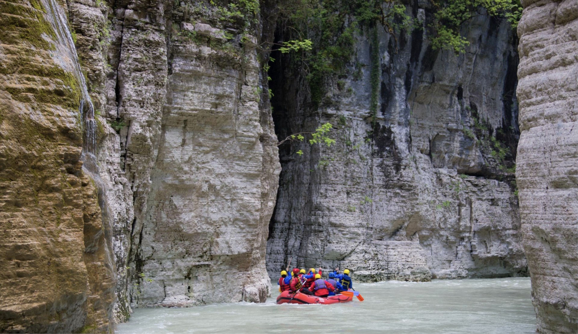 Immagine di sfondo della pagina Rafting e kayak in Albania