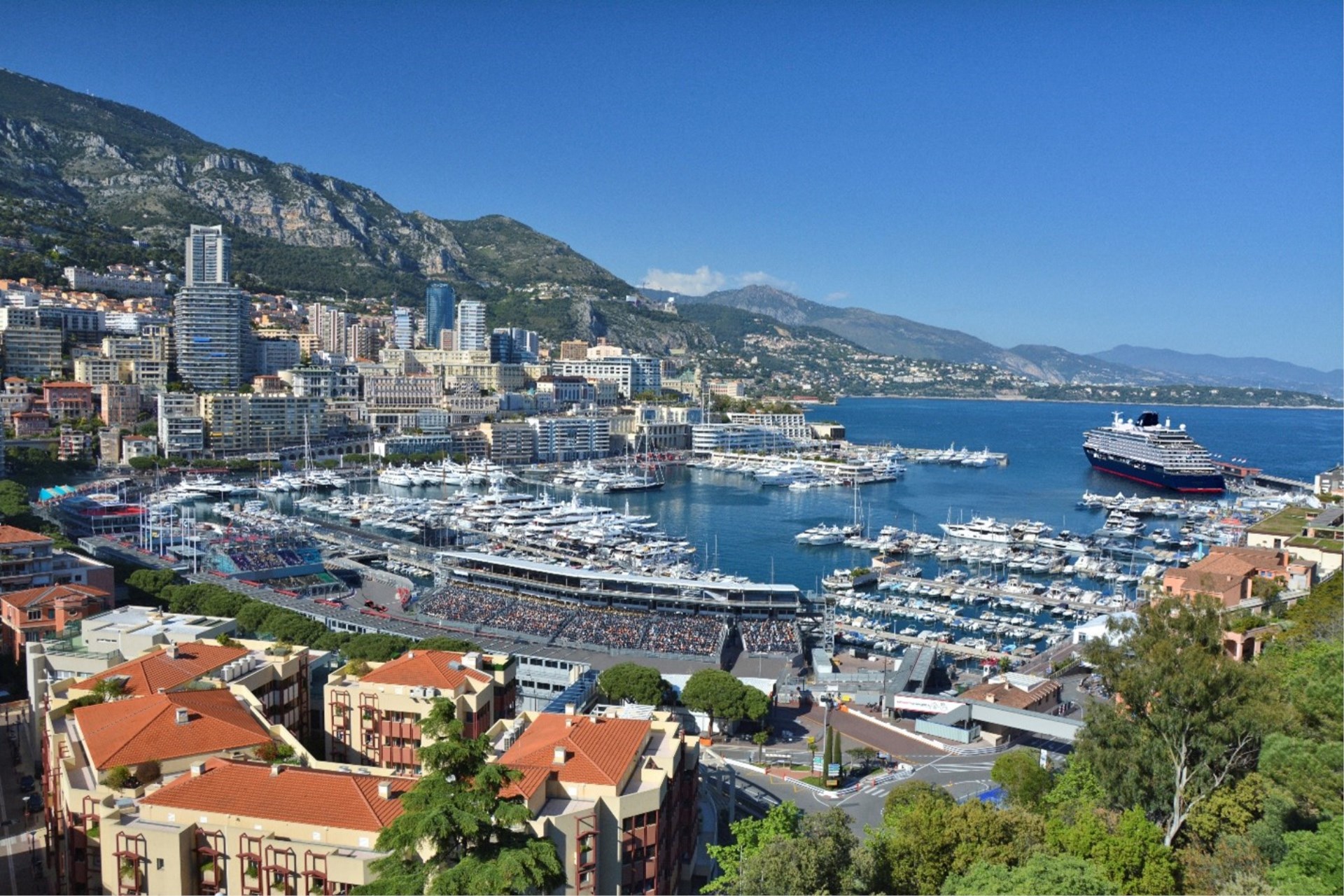 Immagine di sfondo della pagina Explora Journeys porta il lusso del Paddock Club di F1 a bordo di EXPLORA II