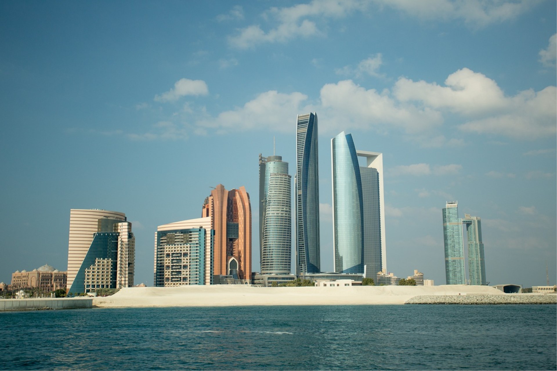 Immagine di sfondo della pagina DCT Abu Dhabi, turismo in crescita: 4,8 milioni di ospiti negli hotel