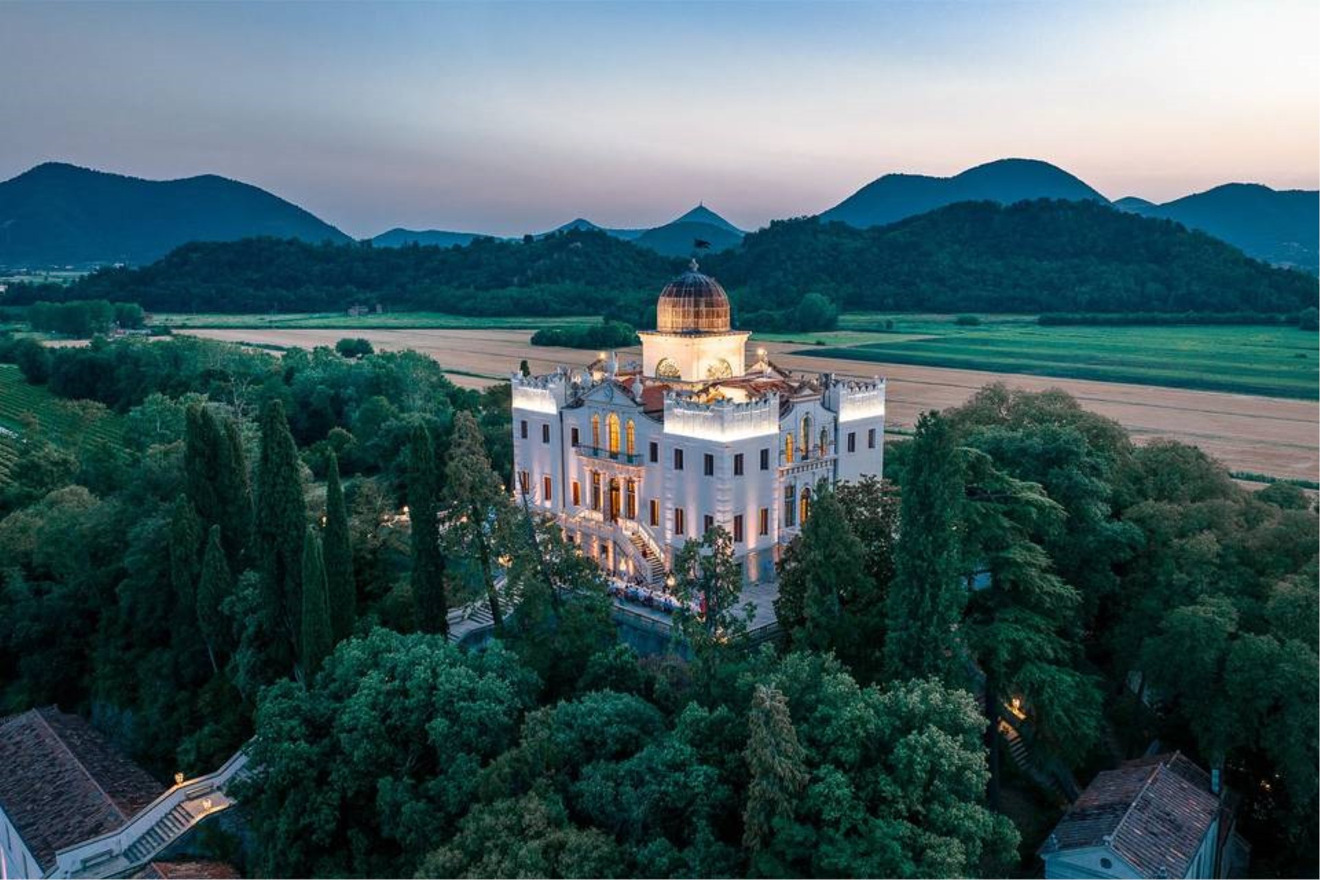 Immagine di sfondo della pagina Primarete celebra i suoi 30 anni al Castello Emo Villa Selvatico