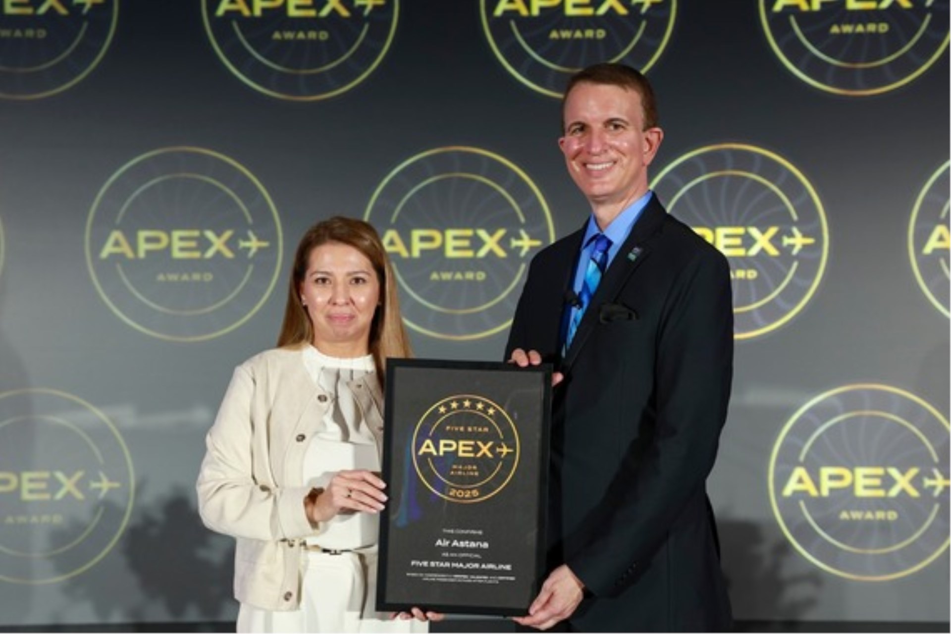 Immagine di sfondo della pagina Air Astana premiata con l’APEX Five Star Major Airline Award