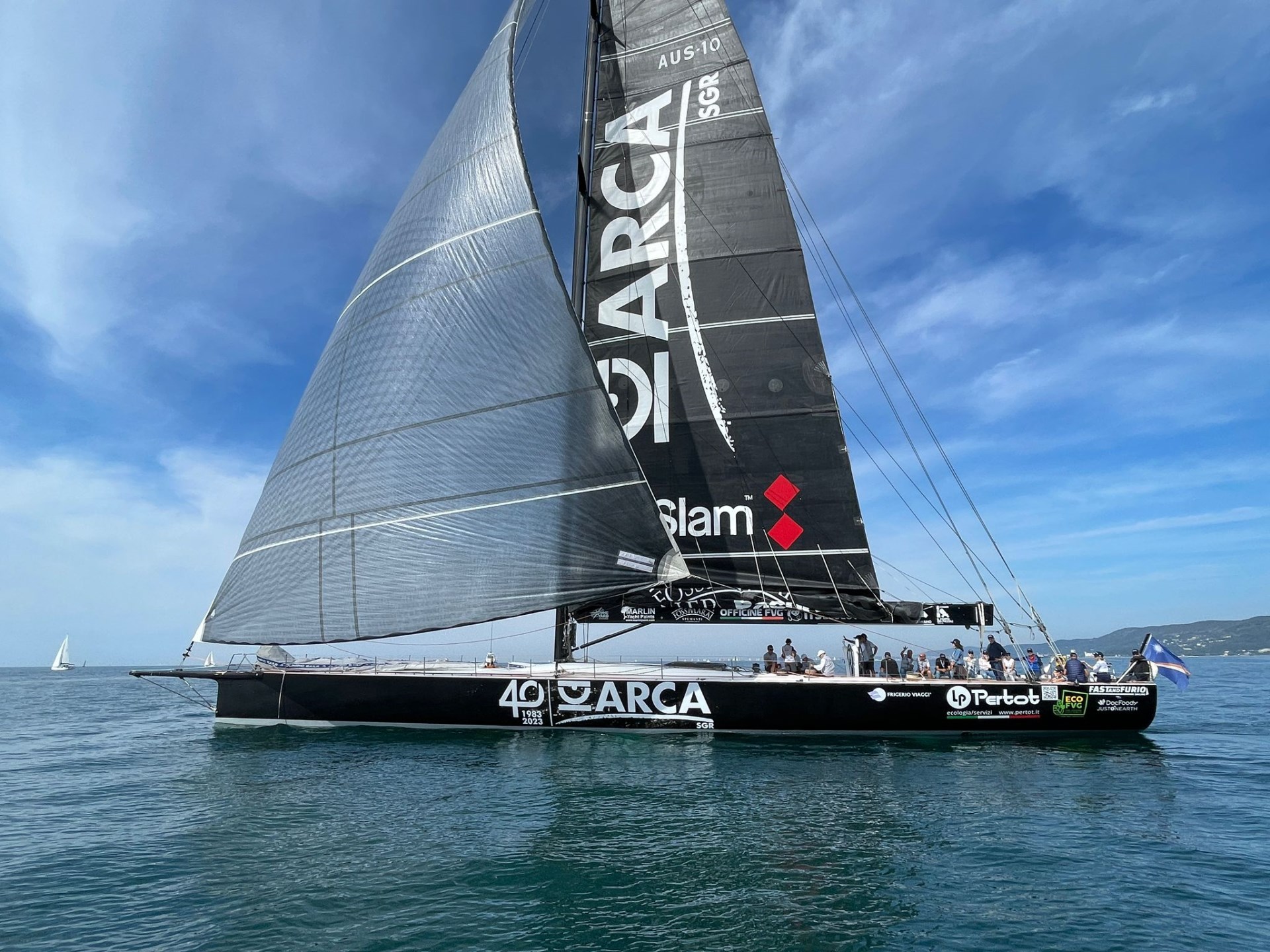 Immagine di sfondo della pagina Frigerio Viaggi e Fast and Furio Sailing Team: una nuova partnership all’insegna della sostenibilità e dell'innovazione sportiva