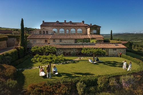 Immagine di sfondo della pagina Nelle Colline del Chianti riaprono The Club House e Hotel Le Fontanelle