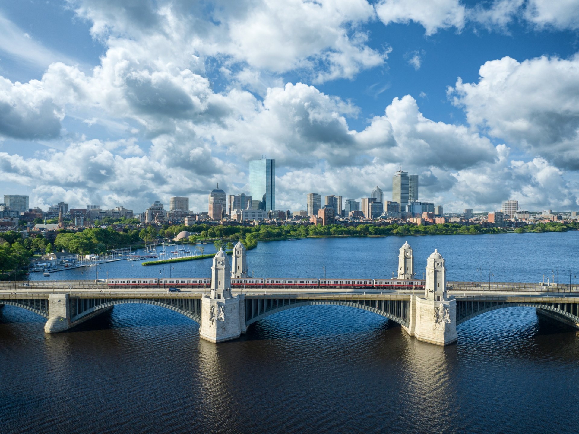 Immagine di sfondo della pagina Boston sempre più vicina