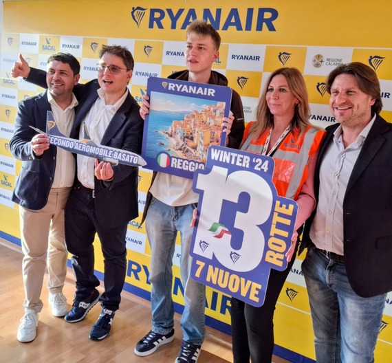 Immagine di sfondo della pagina Ryanair potenzia la base a Reggio Calabria: 7 nuove rotte invernali e un secondo aereo