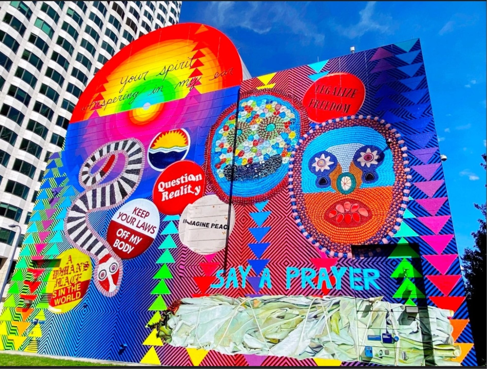 Immagine di sfondo della pagina Boston si colora con un nuovo murale: l’arte di Jeffrey Gibson celebra le comunità indigene